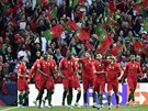 Portugalci slaví gól proti Nizozemsku ve finále Ligy národ.