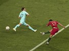 Portugalec Goncalo Guedes stílí gól v utkání proti Nizozemsku ve finále Ligy...