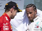 Vítzný Lewis Hamilton (vpravo) utuje druhého Sebastiana Vettela po Velké...