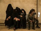 Manželky a vdovy po bojovnících Islámského státu v syrském uprchlickém táboře...