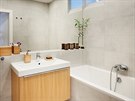 Koupelna v nov vytvoeném stavebním jádru bytu získala nebývalý mrnc díky...