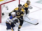 Slovenský obránce Zdeno Chara (33) v dresu Boston Bruins brání Davida Perrona...