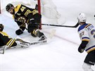 Kdy gólman Boston Bruins neme, zaskoí David Krejí. Chytil puk po stele...