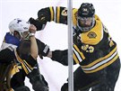 Váné zranní v oblieji Zdeno Cháry z Boston Bruins? I tak nastoupil a rozdal...