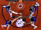 Kawhi Leonard (2) z Toronta v obleení hrái Golden State. Atakují ho Shaun...