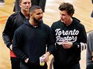 Hudebníci Shawn Mendes (vpravo) a Drake fandí Toronto Raptors.