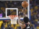 Kyle Lowry z Toronta pálí ve tetím finále NBA.