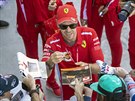 Sebastian Vettel z Ferrari se podepisuje kanadským fanoukm.