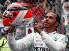 Lewis Hamilton z Mercedesu ukazuje svou pílbu.