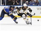 Ryan O'Reilly ze St. Louis (vlevo) a David Pastrák z Bostonu v souboji o puk