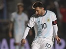 Argentinský kapitán Lionel Messi (vpravo) bhem duelu s Nikaraguou