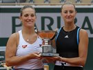 Timea Babosová (vlevo) a Kristina Mladenovicová s trofejí pro vítzky tyhry...