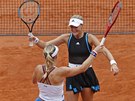 Timea Babosová (zády) a Kristina Mladenovicová se radují ve finále tyhry na...