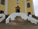 U poutnho kostela Nanebevzet Panny Marie v Neratov obnovili schodit v...