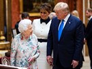 Britská královna Albta II., první dáma USA Melania Trumpová a americký...