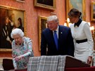 Britská královna Albta II., americký prezident Donald Trump a první dáma USA...
