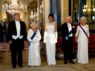 Americký prezident Donald Trump, britská královna Albta II., první dáma USA...