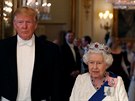 Americký prezident Donald Trump, britská královna Albta II. a první dáma USA...
