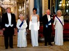 Americký prezident Donald Trump, britská královna Albta II., první dáma USA...