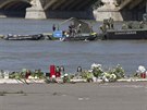 Lidé vzpomínají na obti, které zahynuly na potopené turistické lodi na Dunaji....