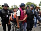 Mexická policie bhem zásahu v karavan migrant u hranice s Guatemalou. (5....