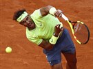 Podání Rafaela Nadala ve �tvrtfinále Roland Garros.