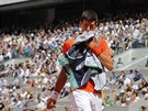 Krátký oddych Novaka Djokovie bhem tvrtfinále Roland Garros.