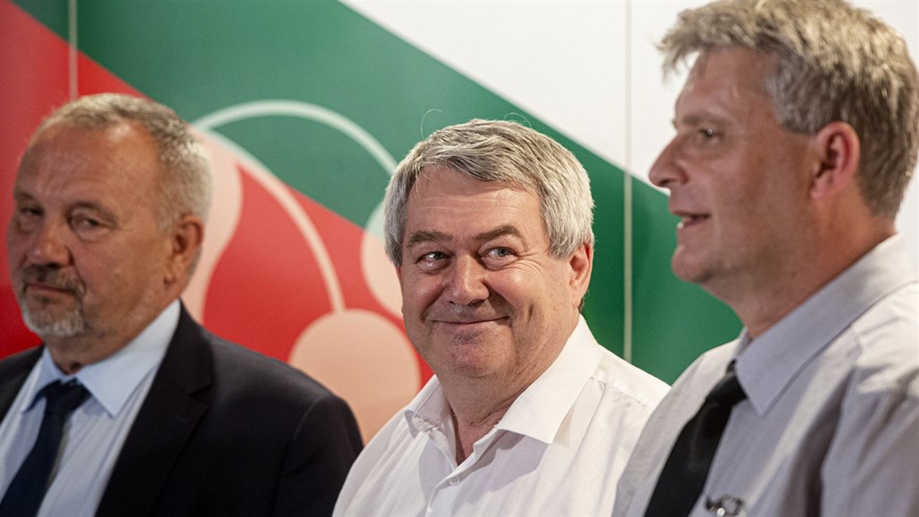 Poslanci KS�M Pavel Ková�ik, Vojt�ch Filip a Stanislav Grospi� na programové...
