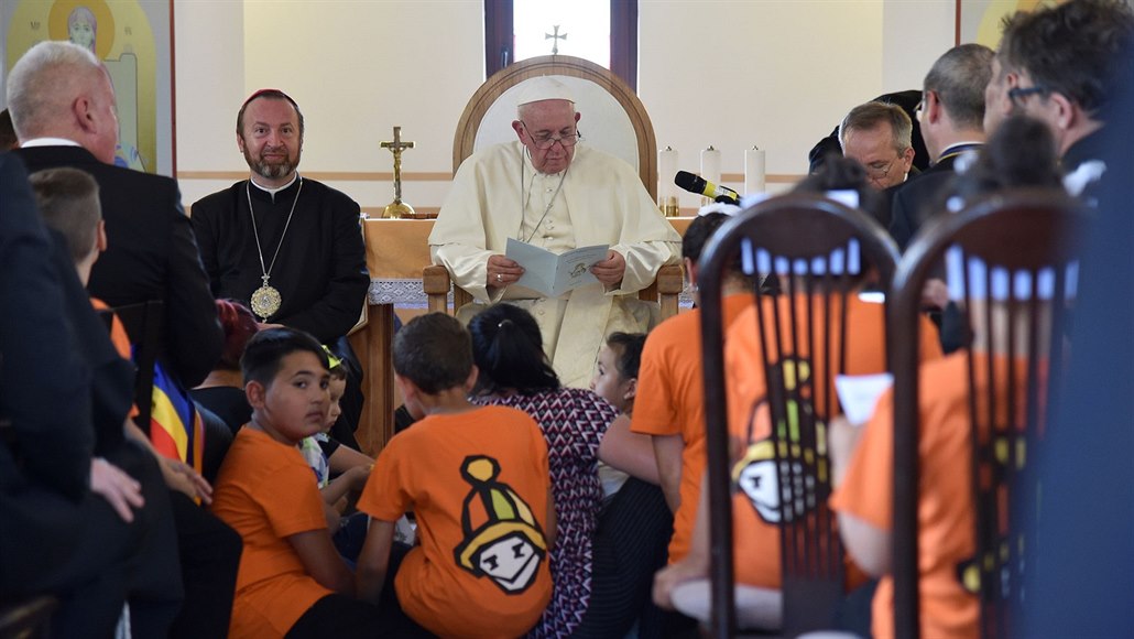Papež František se v Rumunsku sešel s romskou komunitou. (2. června 2019)