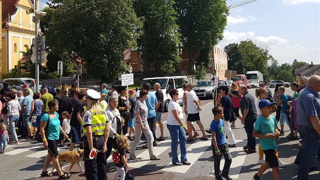 Obyvatelé zablokovali průtah Chýnovem, který deset let čeká na obchvat
