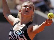 Kateina Siniakov si nadhazuje mek na podn ve tetm kole Roland Garros.