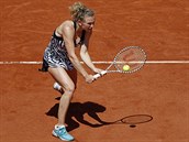 Kateina Siniakov se sousted na volej ve tetm kole Roland Garros.