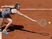 Kateina Siniakov se natahuje po bekhendu ve tetm kole Roland Garros.