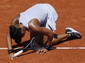 Japonka Naomi sakaov ve tetm kole Roland Garros upadla na zem po...