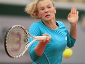 Kateina Siniakov se sousted na forhend v osmifinle Roland Garros.