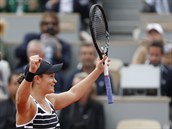 Ashleigh Bartyov a jej vtzn gesto po triumfu ve finle Roland Garros.