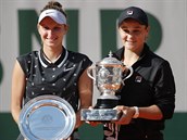 Markta Vondrouov (vlevo) a Ashleigh Bartyov s trofejemi pro finalistku a...