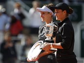 Markta Vondrouov (vlevo) a Ashleigh Bartyov s trofejemi pro finalistku a...