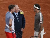 Roger Federer (vpravo) a Stan Wawrinka e spolen s rozhodm peruen...