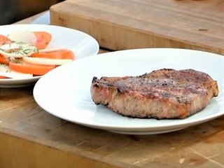 New York Strip s rajčatovým salátem