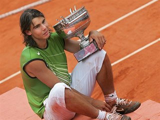 Španěl Rafael Nadal s pohárem Mušketýru, který poprvé vybojoval na Roland...