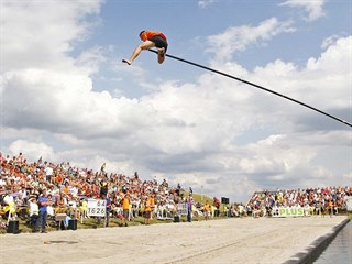 Sportu fierljeppen daly vzniknout těžkosti, které pro venkovany ve Frísku...