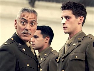 Na nabídku zfilmovat Hlavu XXII George Clooney nekývl hned. Kromě aktuálnosti...