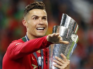 Cristiano Ronaldo s trofejí pro vítěze Ligy národů.