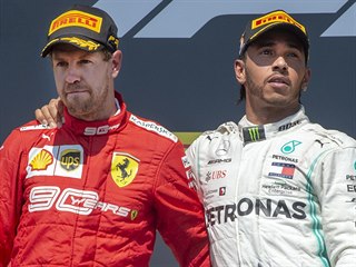 Vítězný Lewis Hamilton (vpravo) utěšuje druhého Sebastiana Vettela po Velké...