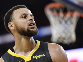 Stephen Curry z Golden State není nadšený z průběhu čtvrtého finále NBA s...