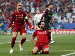 Mohamed Salah z Liverpoolu (vpravo) slav spolen s Jordanem Hendersonem...