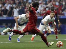 Liverpoolsk kdelnk Mohamed Salah otevr z penaltovho puntku skre finle...