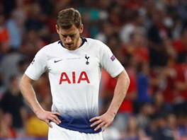 Stedn obrnce Jan Vertonghen (Tottenham) skln hlavu ve finlovm kln...