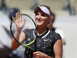 Markta Vondrouov dkuje fanoukm po vyhranm zpase proti Lotyce...